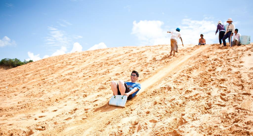 Trượt cát trên nền cát trắng mịn tại Bàu Trắng