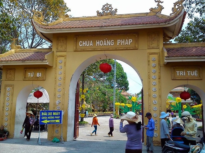 cổng chùa hoằng pháp