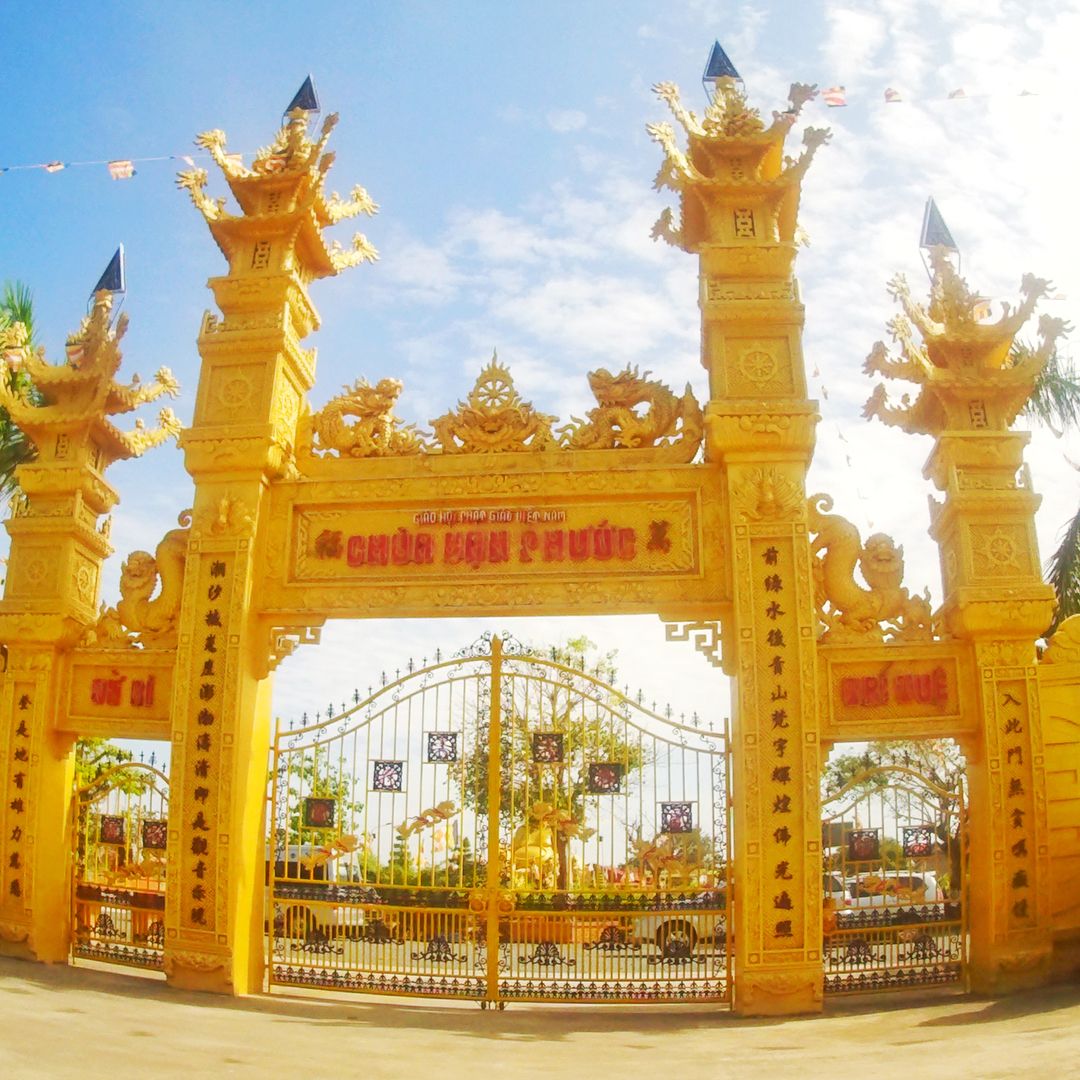cổng tam quan chùa vạn phước