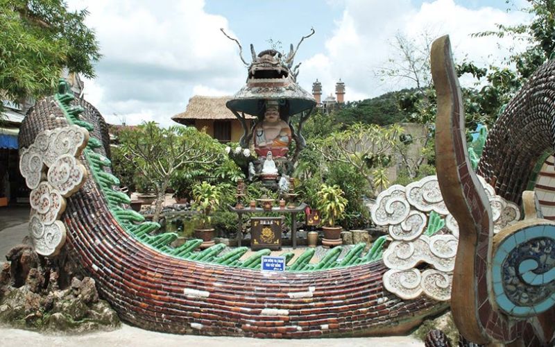 Long Hoa Viên đặt một hình con rồng dài 49m uốn lượn lên xuống quanh tượng đài Phật Di Lặc