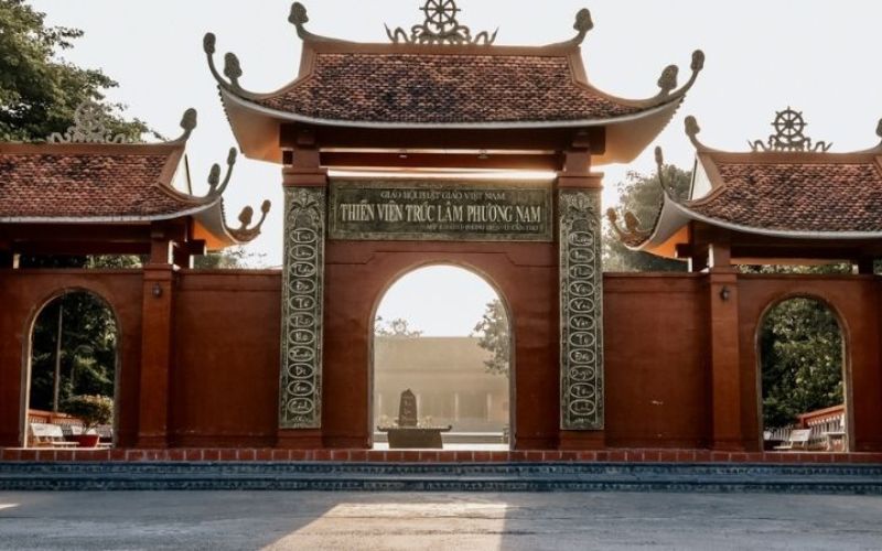 Cổng Tam Quan ở thiền viện Trúc Lâm được xây dựng vô cùng độc đáo