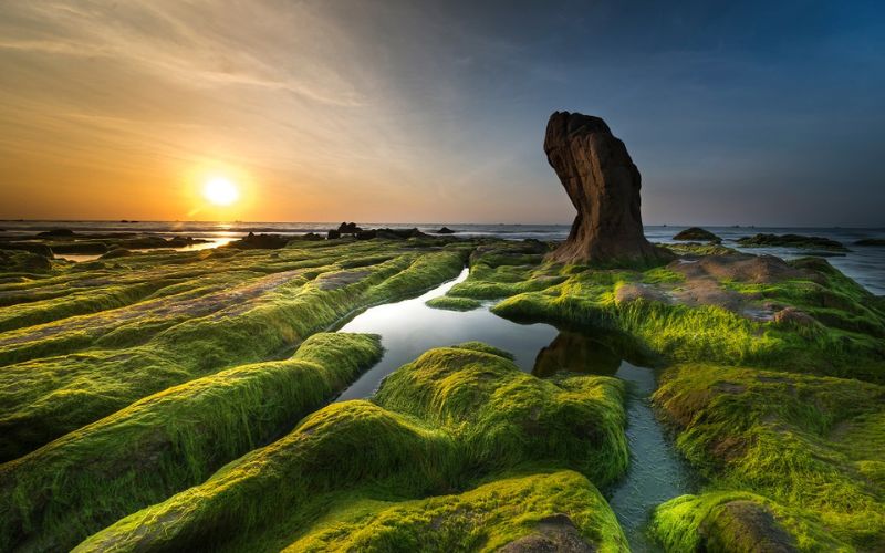 Biển Cổ Thạch hay còn được gọi là “bãi đá bảy màu” bởi bờ biển này nổi tiếng với những viên đá có đầy đủ màu sắc