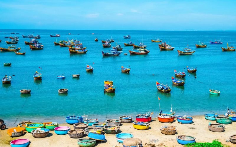 Đến Bình Thuận thì nhất định phải ghé qua Mũi Né để có thể cảm nhận được cuộc sống của người dân nghề biển