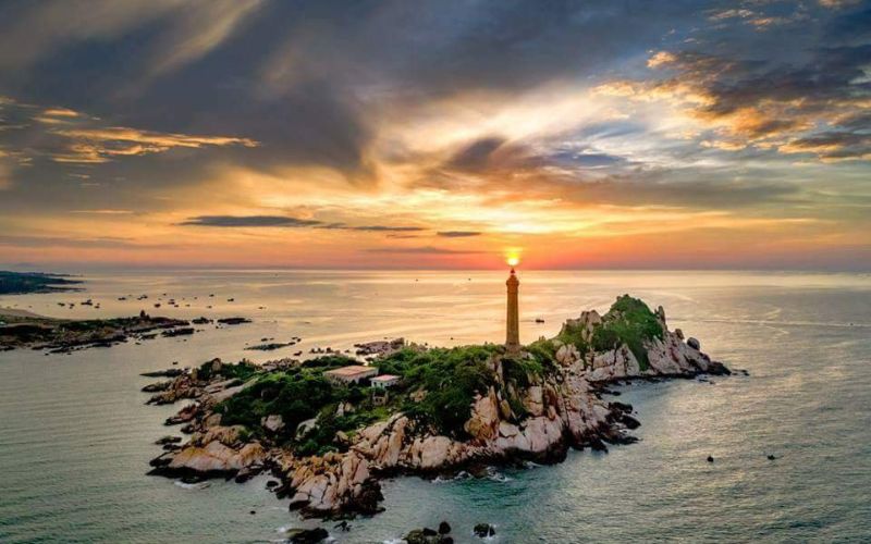 Địa điểm du lịch Bình Thuận này được gọi là mũi Kê Gà vì có những phiến đá với hình dáng độc đáo xếp chồng lên nhau rất giống hình đầu gà