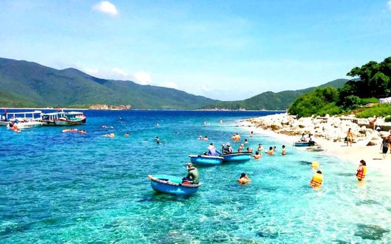 Tắm biển Nha Trang 