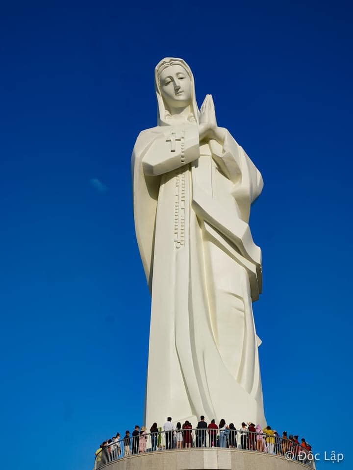 Tượng Đức Mẹ Núi Cúi
