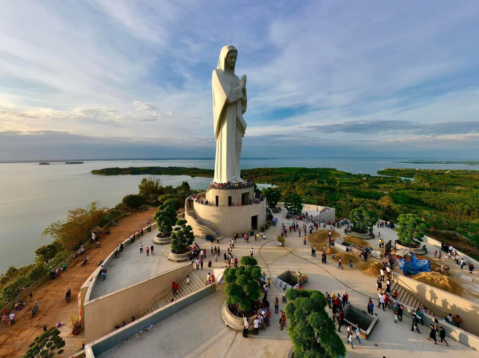 Viếng thăm Đức Mẹ Núi Cúi – Tượng Đức Mẹ cao nhất Việt Nam