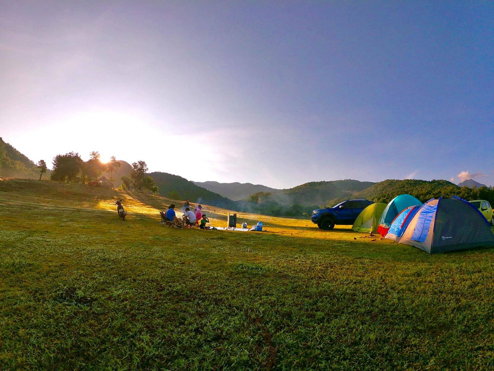 cắm trại tại hồ núi một