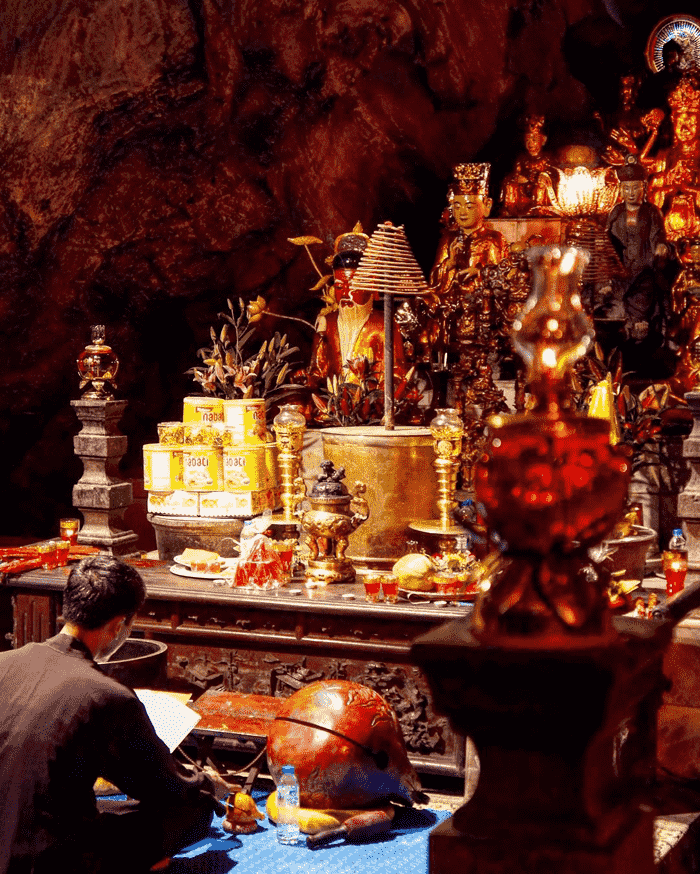 Đền thờ trong chùa Hương Tích