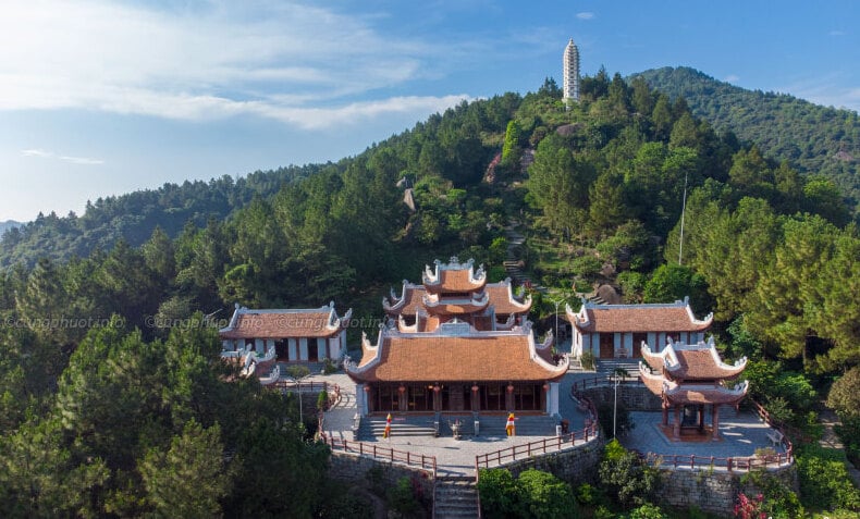 Ngôi chùa Hương Tích giữa núi đồi xanh thẳm