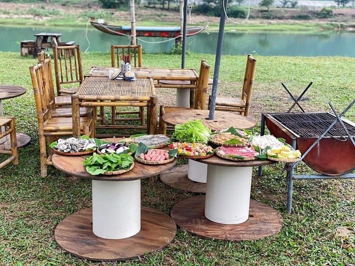 Chuẩn bị tiệc nướng BBQ tại làng Mê Đà Nẵng