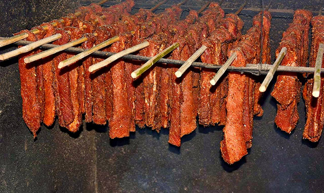 thịt trâu hun khói tại làng văn hoá các dân tộc Việt nam