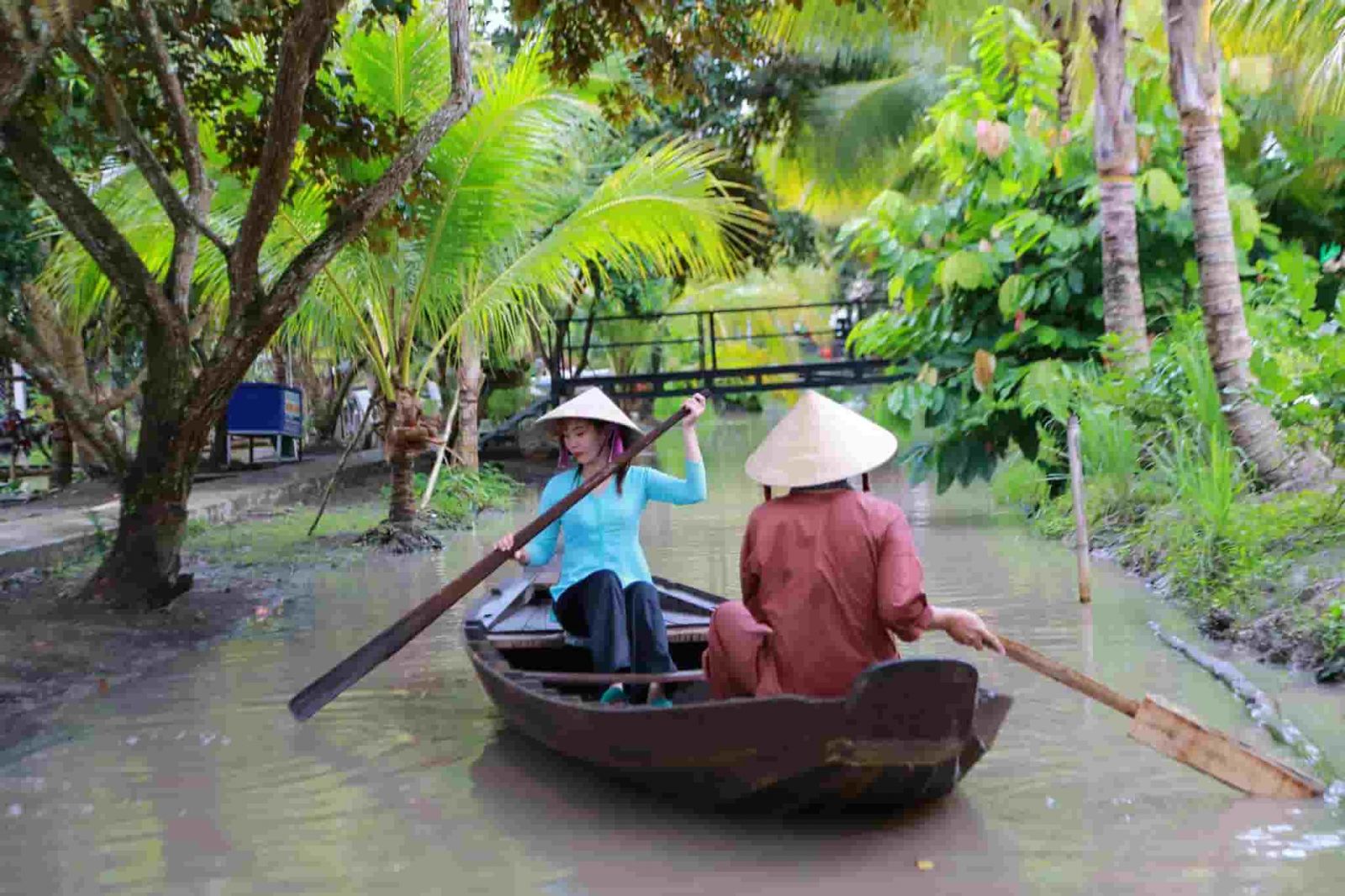 Ngắm cảnh trên xuồng tại du lịch sinh thái Ông Đề