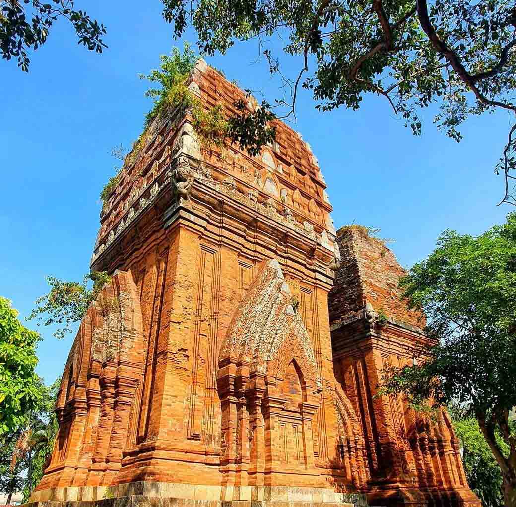 Khám phá kiến trúc Tháp đôi Quy Nhơn mang dấu ấn văn hóa Chăm cổ đại  Thap-doi-quy-nhon-3