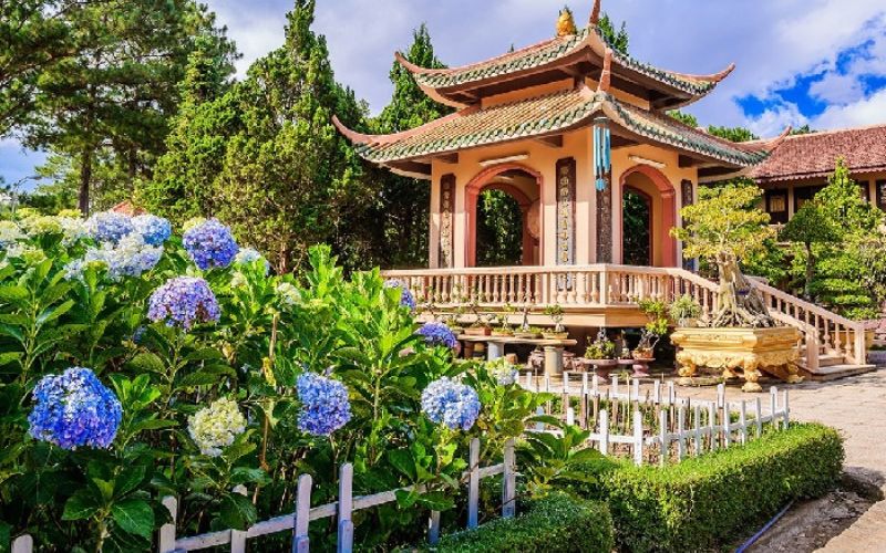 Vườn hoa thiền viện bao trọn lấy Lầu Trống và Lầu Chuông