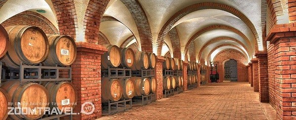 tầng hầm sản xuất rượu vang - tour du lịch mũi né