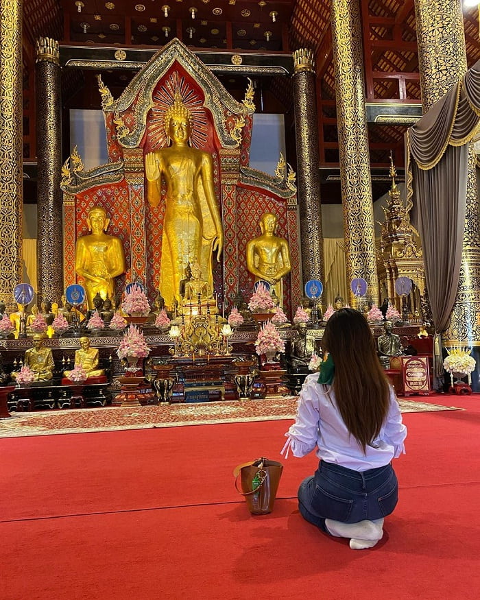 chánh điện chùa wat chedi luang