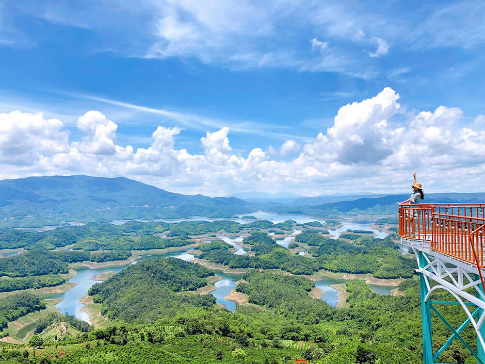 CẦU KÍNH TÂY NGUYÊN: TRẢI NGHIỆM CẢM GIÁC “ĐẠP VÂN” ĐỂ NGẮM NHÌN NON SÔNG  HÙNG VĨ